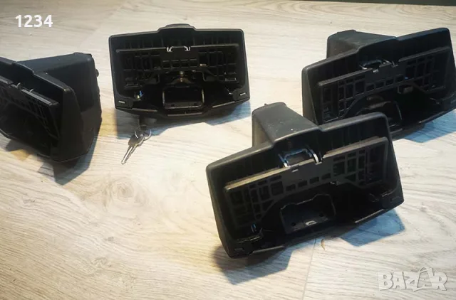 Захвати за напречни греди Thule Evo Clamp 7105 с ключалки, снимка 4 - Аксесоари и консумативи - 55696791