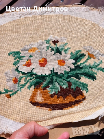Винтидж гоблен (needlepoint) с бродиран букет от маргаритки във ваза, датиращ от 60-те или 70-те год, снимка 5 - Гоблени - 54440245