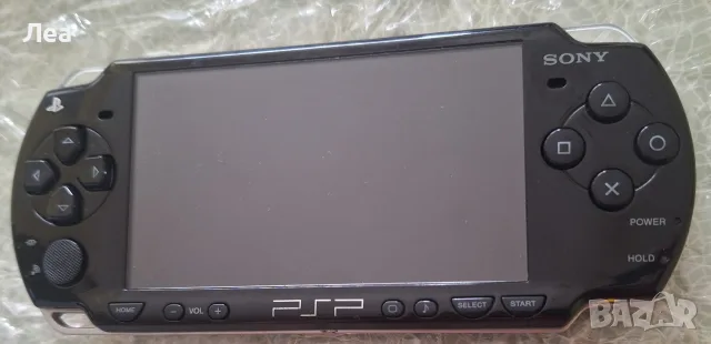 Продавам PSP 2004 със зарядно и оригинална карта памет 