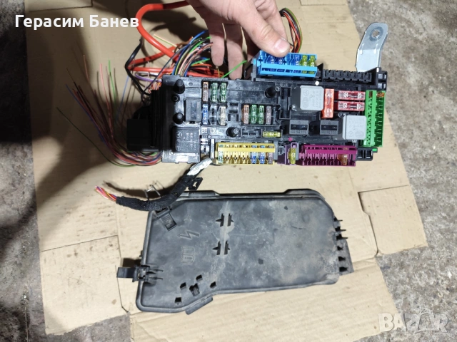 А2045400082 капак за кутия с бушони(САМ модул преден)OEM MERCEDES W204 OM651 2014