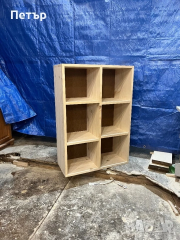 Етажерка дървена от масив чам – шкаф/библиотека с 6 отделения.