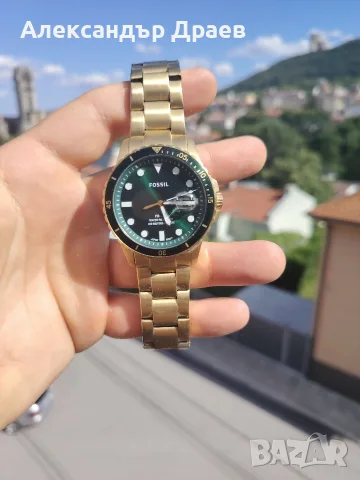 ⌚ Продавам мъжки часовник Fossil
Стилен мъжки часовник Fossil с метална златиста верижка и черен циф