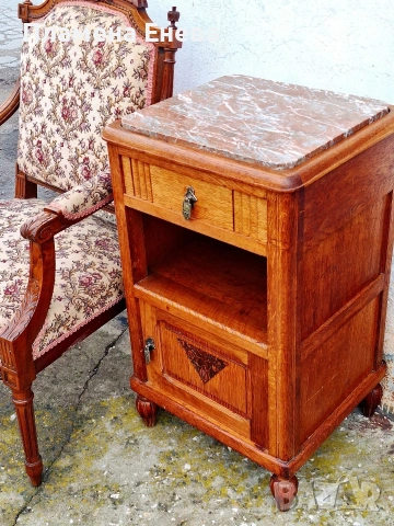 Антикварно шкафче с мраморен плот 