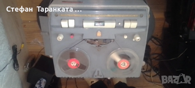 магнитофон Phillips със вградени говорители 