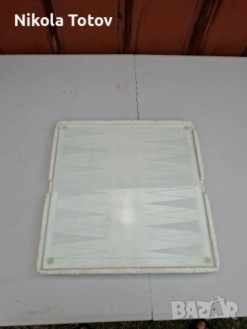 Продава се стъклена табла.