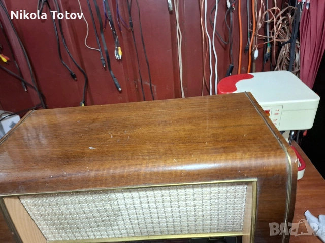 Продава се дървено радио Saba. , снимка 3 - Антикварни и старинни предмети - 54033886
