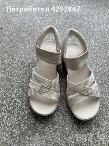 Чисто нови сандали Skechers