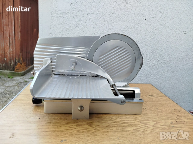 Професионална колбасорезачка VEGA , снимка 3 - Обзавеждане на кухня - 54267508