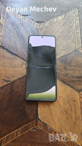 Motorola Razr 40 Vanilla Cream ЗА ЧАСТИ – Здрава платка и корпус / Повреден основен екран, снимка 3 - Резервни части за телефони - 55276141