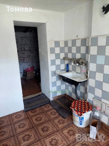 Продавам  двуетажна къща с двор в село Горна Бешовица, снимка 12 - Къщи - 43938383
