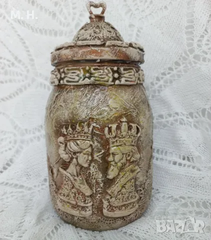 Ръчно декориран буркан за кафе.