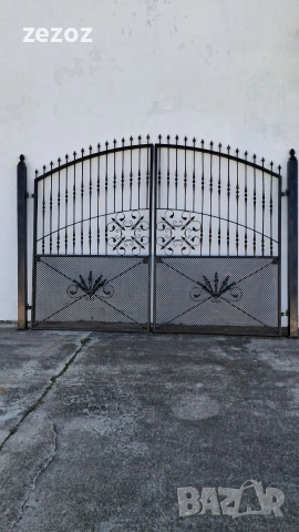 Голяма метална двойна портала врата