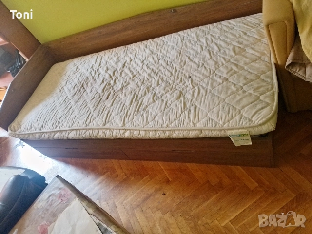 единично легло с два матрака и две шкафчета , снимка 2 - Спални и легла - 54501527