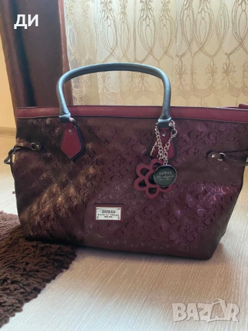Оригинална чанта на Guess