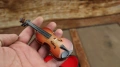 Миниатюрна цигулка в миниатюрен калъф, снимка 2
