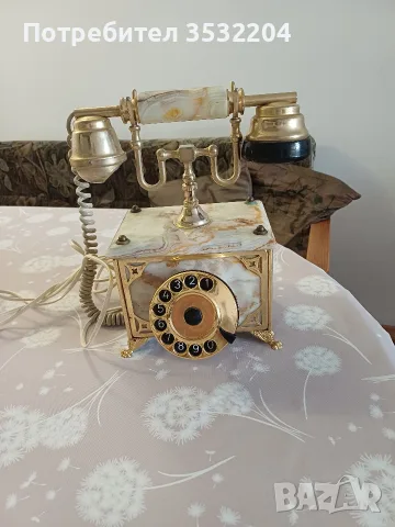 Стар ретро телефон