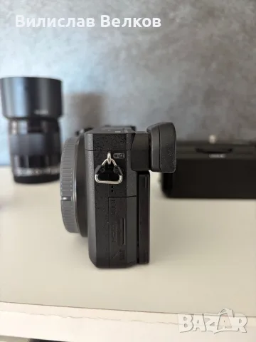 Продавам Sony a6500 + Обектив 50mm f/1.8 + Грип и екстри (Само 5076 кадъра!), снимка 5 - Фотоапарати - 55511157