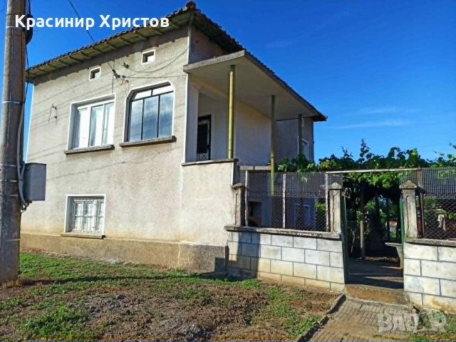 Продава се двуетажна къща в село Радомирци, община Червен бряг