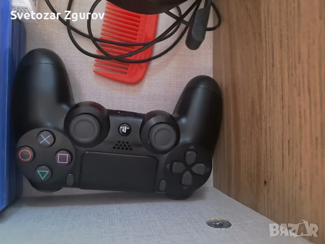 Контролер за Ps4 оригинален Sony за ремонт ,Незнам дали е букса или друг проблем. Не зарежда 