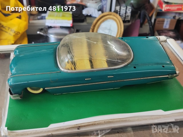 Стара ламаринена играчка кола