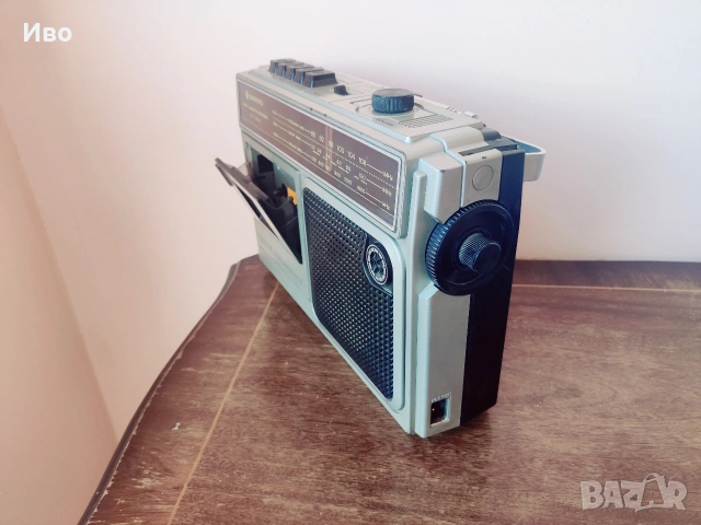 1970-те години Sanyo M2560N работещ касетофон и FM SW MW радио, Япония, снимка 2 - Радиокасетофони, транзистори - 54779509