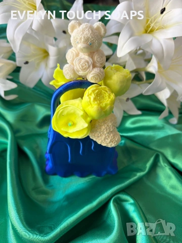 Луксозен букет в малка чанта декорирана със сапунени цветя, снимка 2 - Подаръци за жени - 54231005