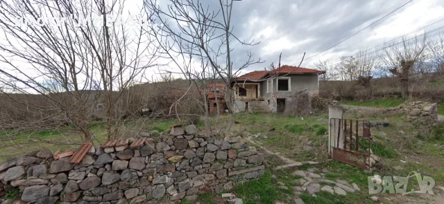 Ъглов парцел с къща и голям двор в с. Гарваново – 25 000 евро!