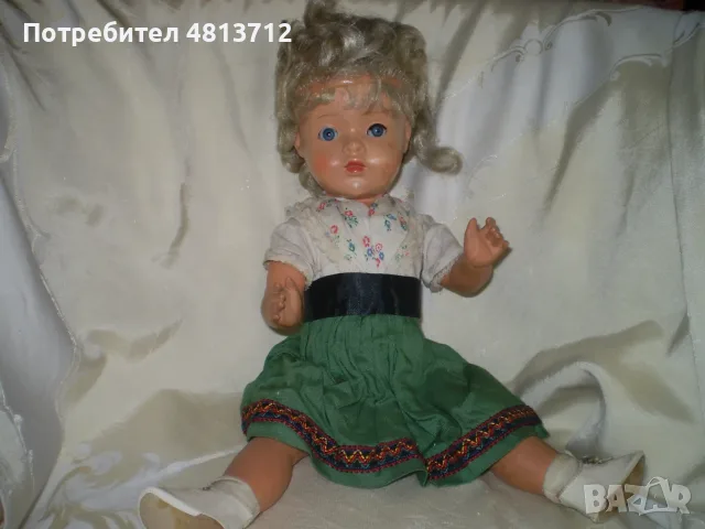 Ретро кукла от социализма с руса коса и народна носия.