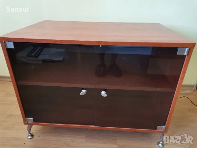 Шкаф с стъклени вратички