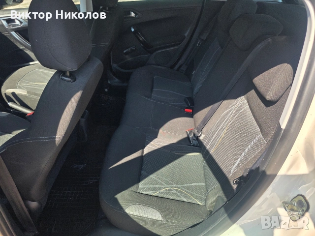 Peugeot 208 , 2014г. Газ / Бензин 1.4i Климатик, снимка 10 - Автомобили и джипове - 54798149