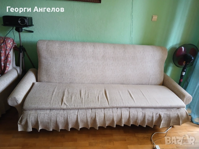 Диван, старомоден, но в отлично състояние