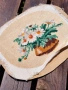 Винтидж гоблен (needlepoint) с бродиран букет от маргаритки във ваза, датиращ от 60-те или 70-те год, снимка 7