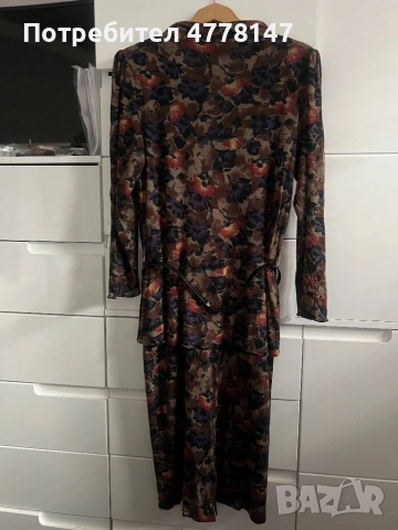 Актуална рокля от две части с изискан колан и преливащи тонове. Силуетът е женствен и стилът е, снимка 2 - Рокли - 54044749