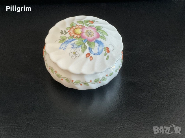 Порцеланова кутия Wedgwood "Ribbon Cascade". Великобритания.