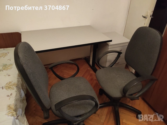 Маса  шкафче с два въртящи се стола