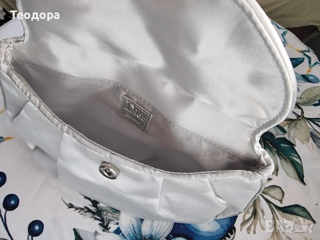 Сребриста сатенена чанта Dior, снимка 3 - Чанти - 55002702