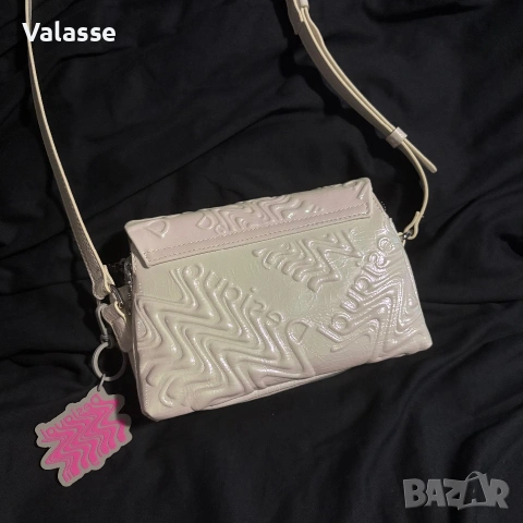 Desigual малка дамска чанта, неупотребявана, снимка 11 - Чанти - 55054004