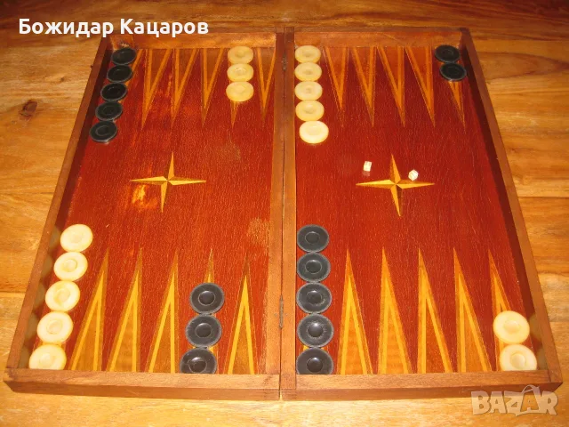 Стара табла с бакелитови пулове и кокалени зарове. Цена 35 евро.Пращам по Еконт.
