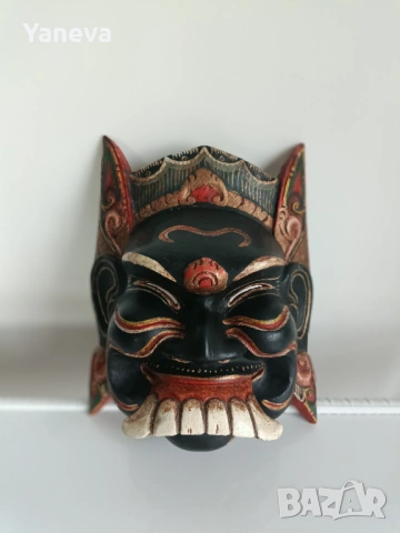 Маска от Индонезия , митично същество , което гони злите духове. 