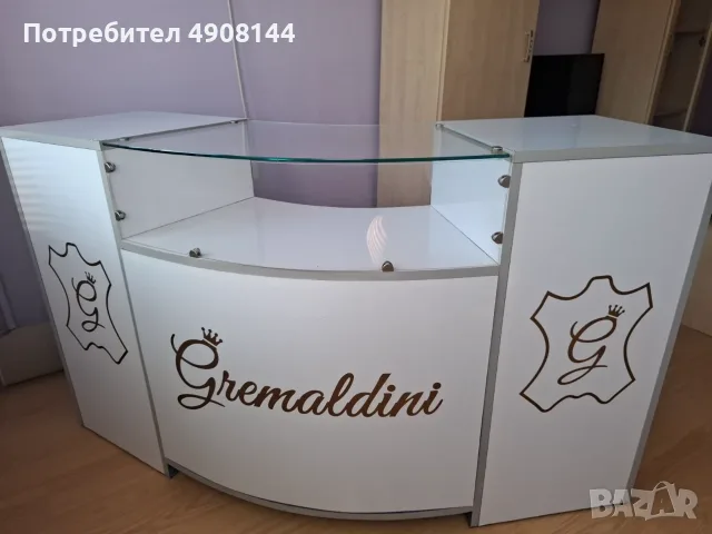 Продавам бюро витрина