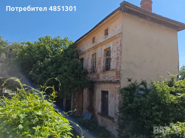 ПРОДАВАМ имот в супер центъра на с. Тополово с лице към централната улица и площ от 877 кв.м