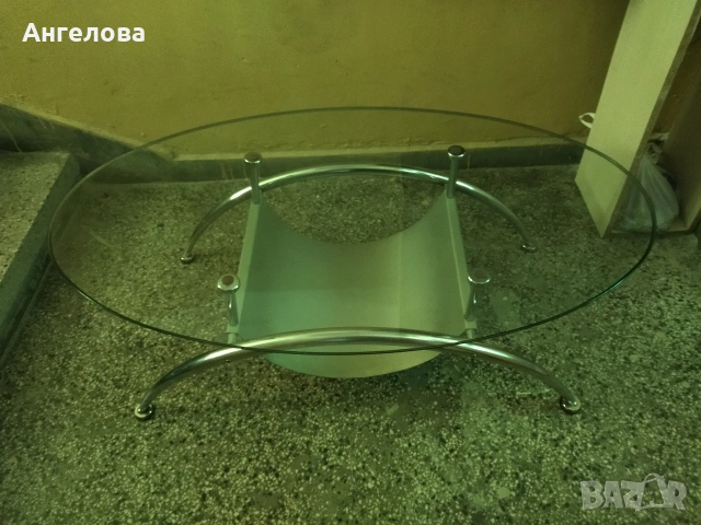 Маса за хол с стъклен плот
