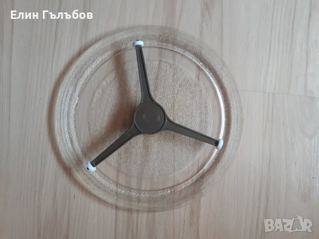 Чиния за микровълнова с кръстачката за задвижването