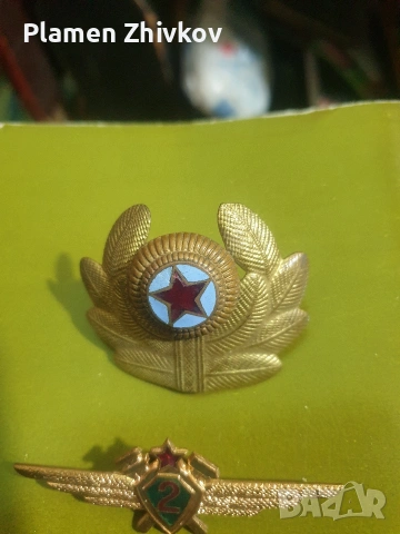 Българска Народна Армия БНА Пилот механик втори клас Нагръден знак и две кокарди , снимка 5 - Антикварни и старинни предмети - 54960319