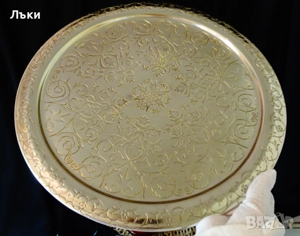 Посребрен бронзов поднос 36 см.,780 гр.,гравиран. 