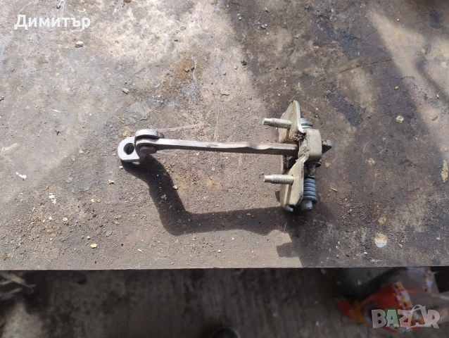 Ограничител - Обтегач Врата Предна Лява За Дачия Логан МЦВ 2007г / Dacia Logan MCV 2007y