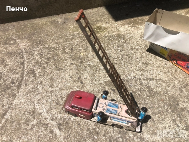 стара механична метална играчка "FIRE TRUCK" - MADE IN CHINA, снимка 8 - Антикварни и старинни предмети - 54831560