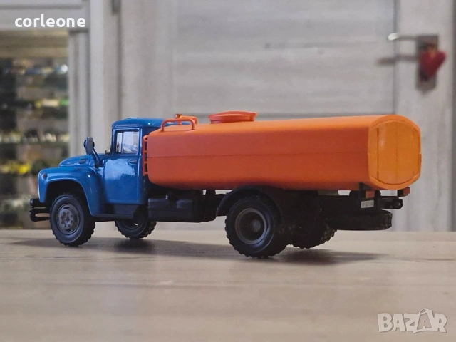ЗИЛ-130 водоносна 1977 - мащаб 1:43 на DeAgostini моделът е нов в блистер, снимка 3 - Колекции - 55016470