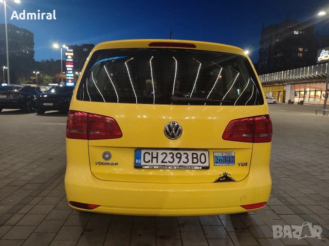 Volkswagen Touran 1.6 TDI 105 DSG/Кожен салон/Автопилот/Мултиволан/Печка, снимка 6 - Автомобили и джипове - 52946664