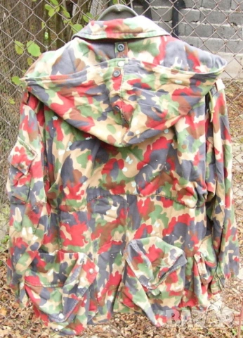 Оригинално Швейцарско Военно Камуфлажно Мъжко ЯКЕ № 60 (L-XL) Армейска Шуба с Яка с Качулка БАРТЕР, снимка 6 - Екипировка - 54826899